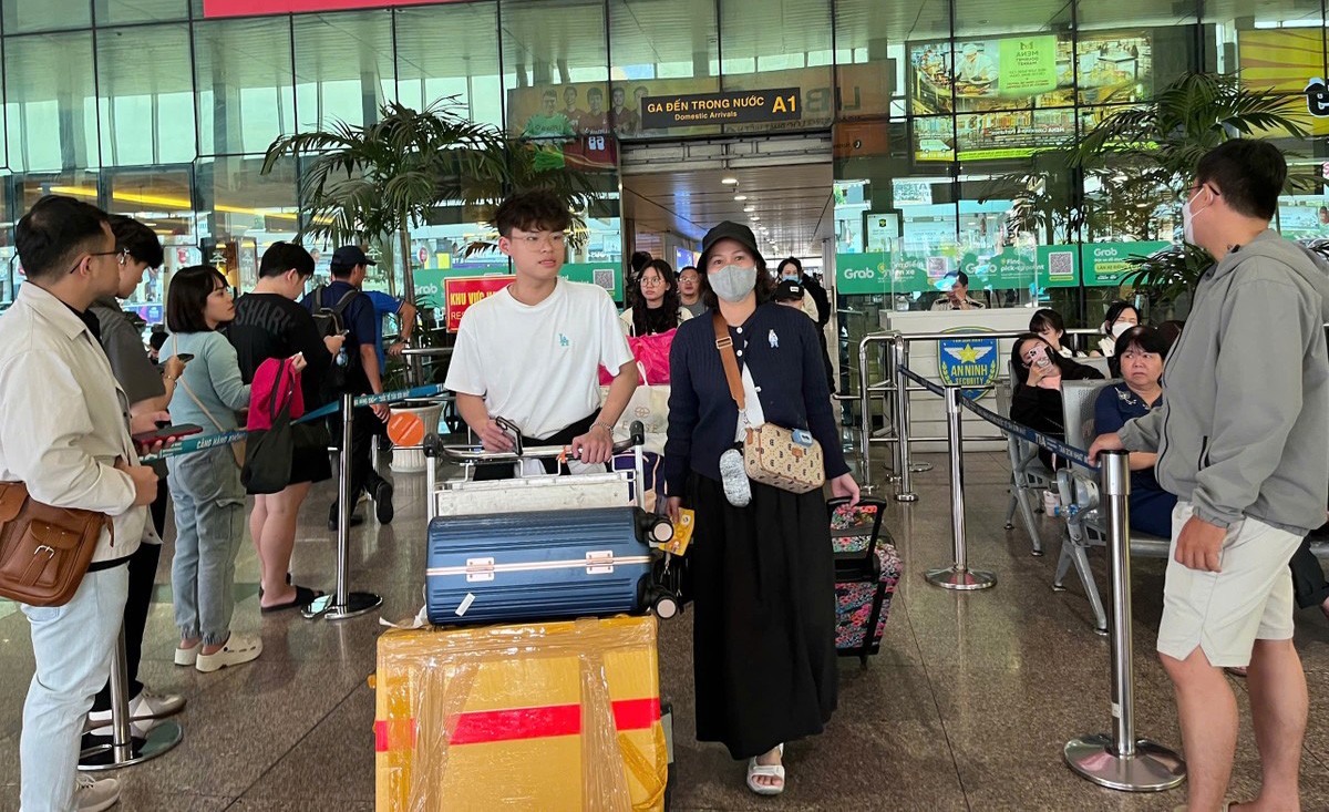 Cảnh tượng trái ngược ở sân bay Tân Sơn Nhất mùng 4 Tết - Ảnh 3