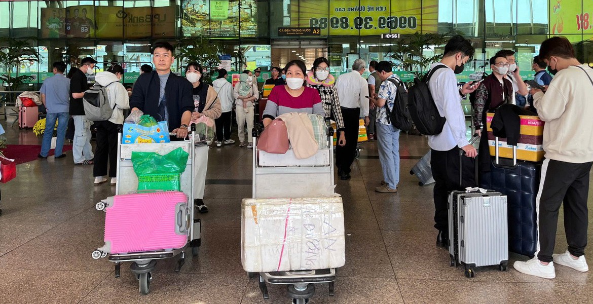 Cảnh tượng trái ngược ở sân bay Tân Sơn Nhất mùng 4 Tết - Ảnh 5