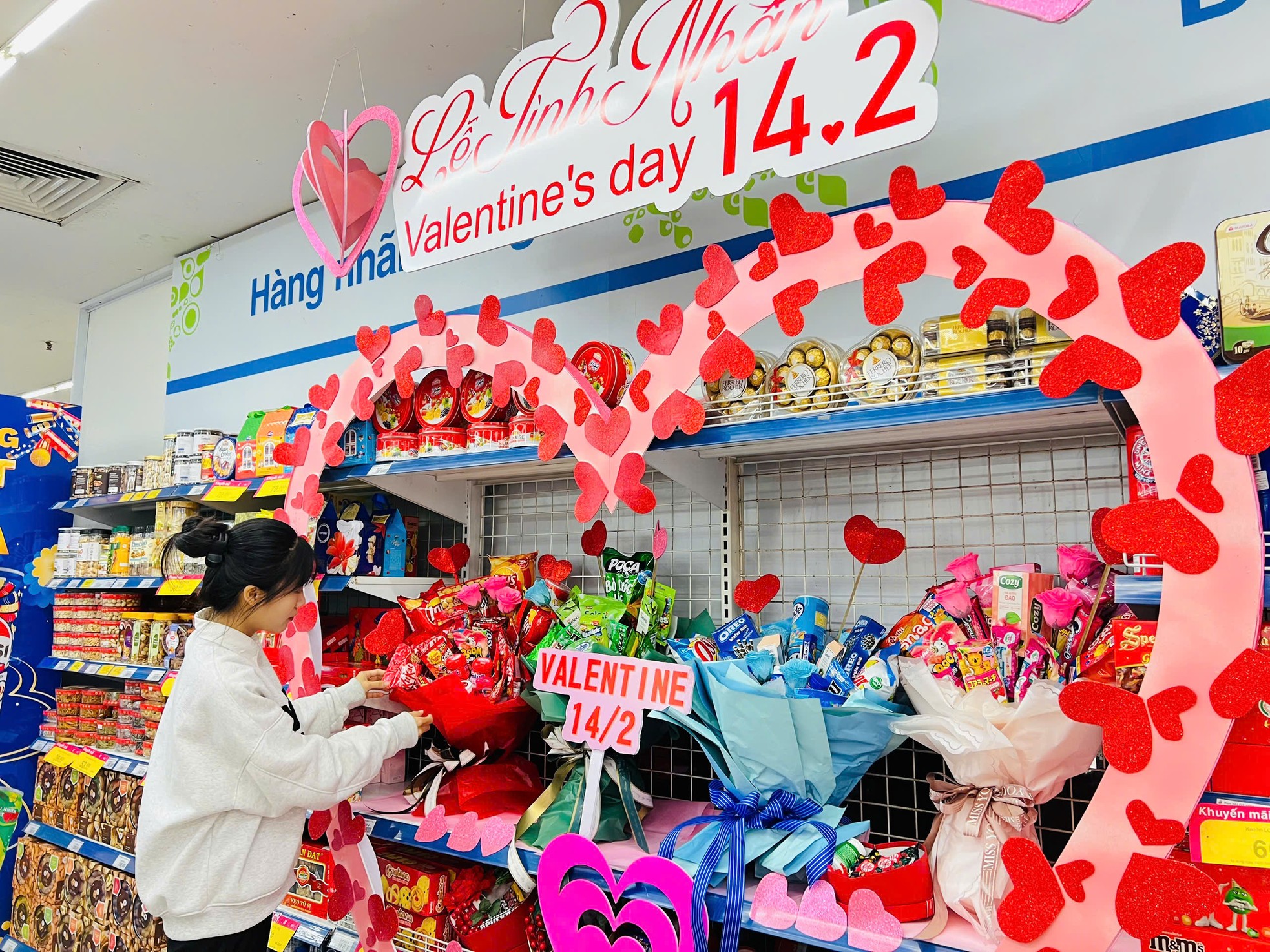 Hoa, quà hạ giá 'ngóng' khách trong ngày Valentine - Ảnh 15