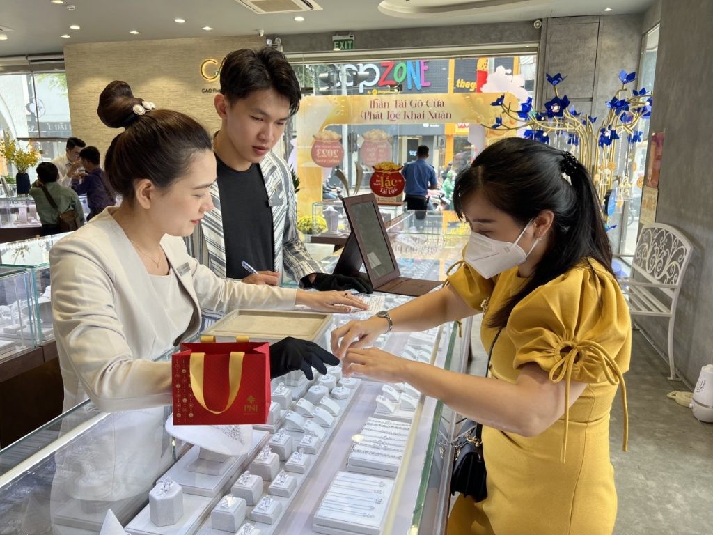 'Rồng rắn' xếp hàng mua vàng trước ngày Thần Tài - Ảnh 6