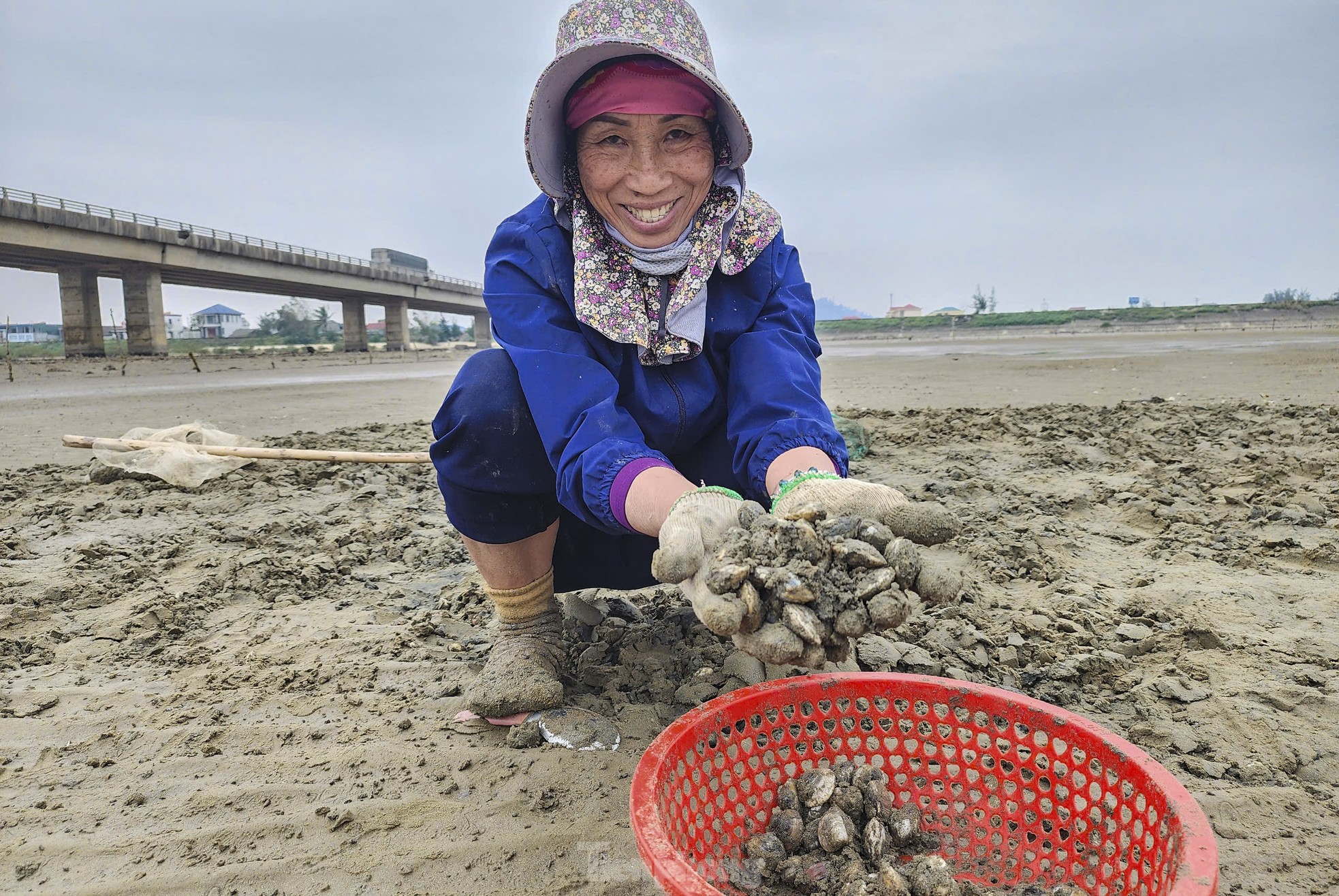 Mưu sinh nơi cửa biển giữa giá rét ngày đầu năm - Ảnh 7