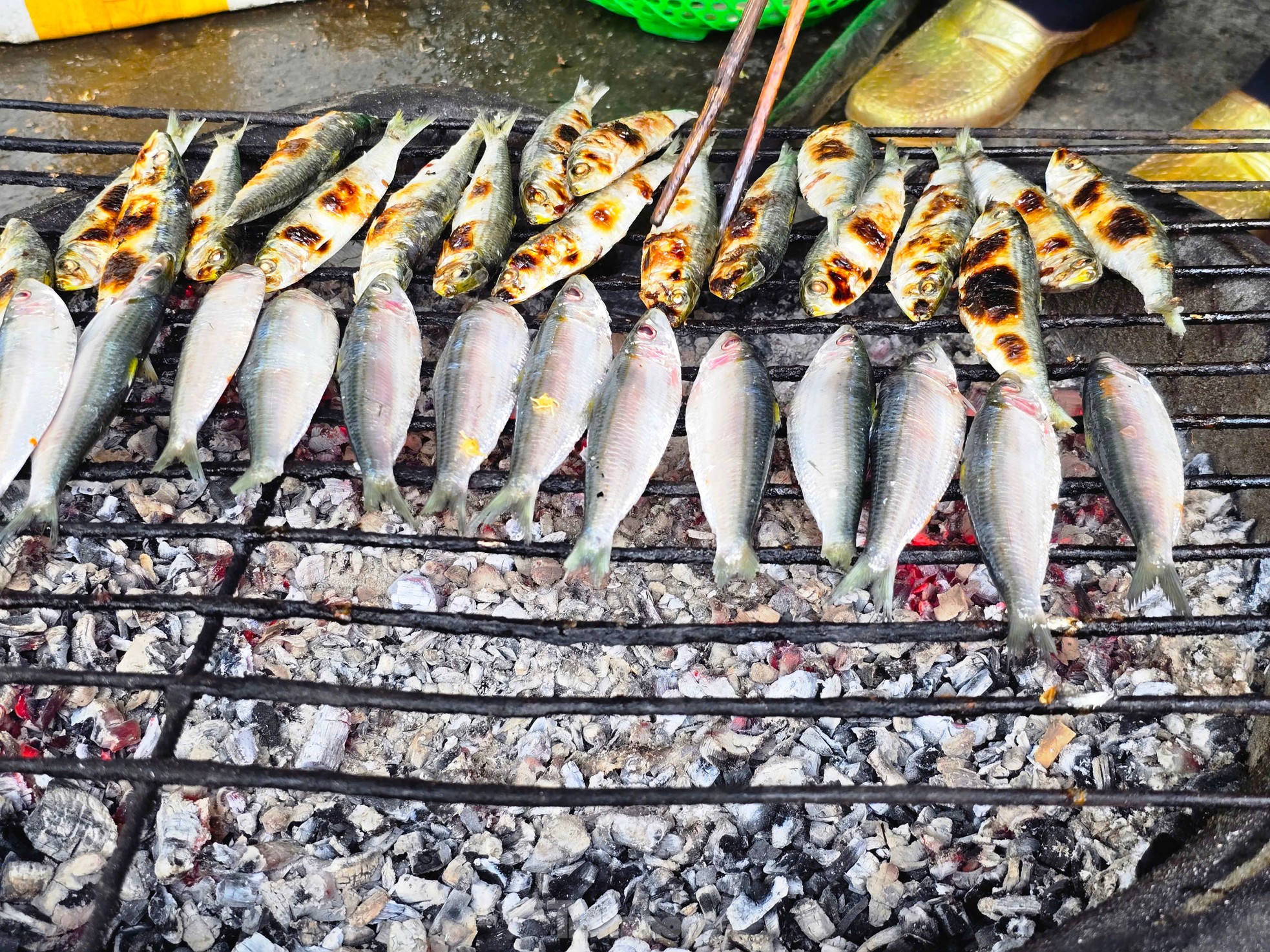 Nướng cá đặc sản không ngơi tay, nhiều người 'hốt bạc' mỗi ngày - Ảnh 6