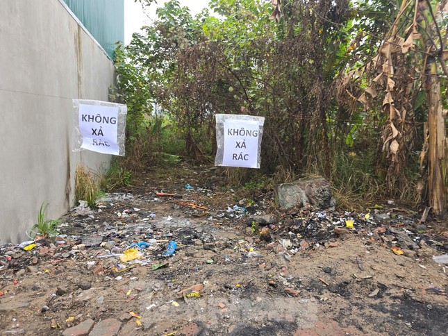 Hơn 40 tấn rác bánh kẹo, đồ ăn nhanh vẫn chất cao như núi tại La Phù - Ảnh 10