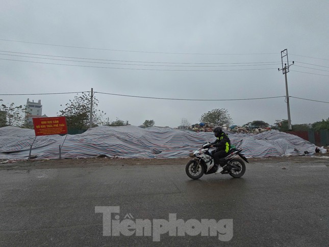 Hơn 40 tấn rác bánh kẹo, đồ ăn nhanh vẫn chất cao như núi tại La Phù - Ảnh 1