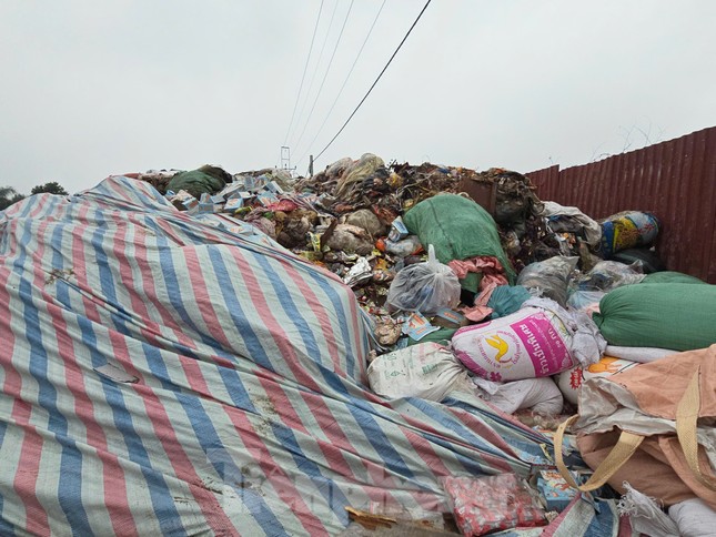 Hơn 40 tấn rác bánh kẹo, đồ ăn nhanh vẫn chất cao như núi tại La Phù - Ảnh 2