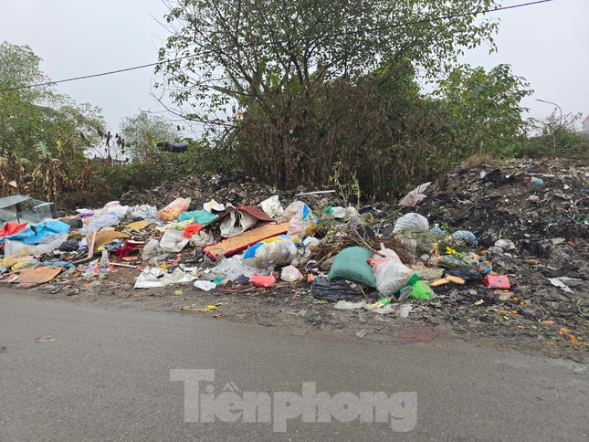 Hơn 40 tấn rác bánh kẹo, đồ ăn nhanh vẫn chất cao như núi tại La Phù - Ảnh 8