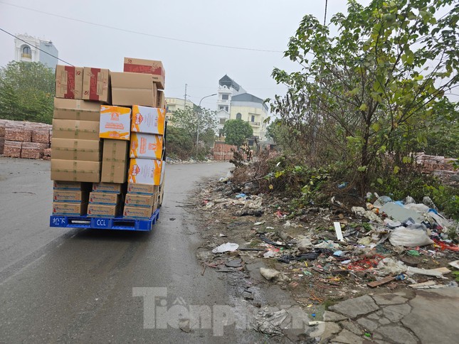 Hơn 40 tấn rác bánh kẹo, đồ ăn nhanh vẫn chất cao như núi tại La Phù - Ảnh 9