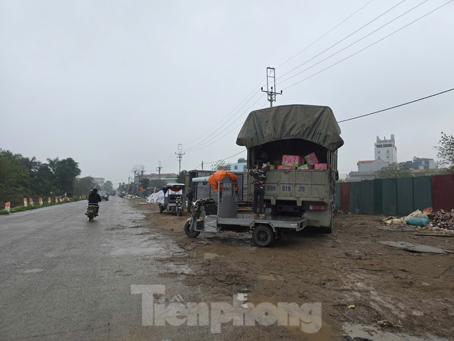 Hơn 40 tấn rác bánh kẹo, đồ ăn nhanh vẫn chất cao như núi tại La Phù - Ảnh 6