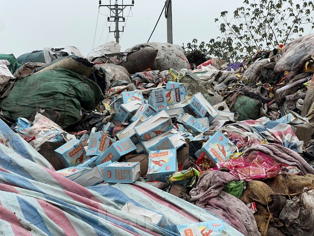 Hơn 40 tấn rác bánh kẹo, đồ ăn nhanh vẫn chất cao như núi tại La Phù - Ảnh 3