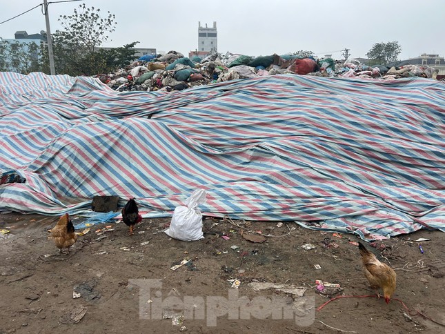 Hơn 40 tấn rác bánh kẹo, đồ ăn nhanh vẫn chất cao như núi tại La Phù - Ảnh 7