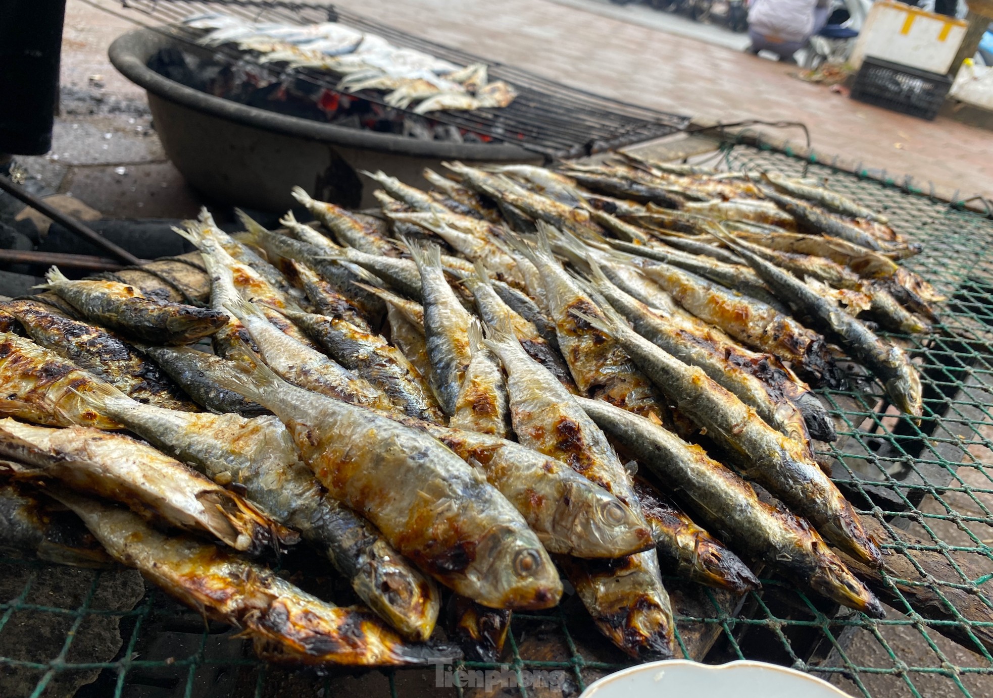 Nướng cá đặc sản không ngơi tay, nhiều người 'hốt bạc' mỗi ngày - Ảnh 12