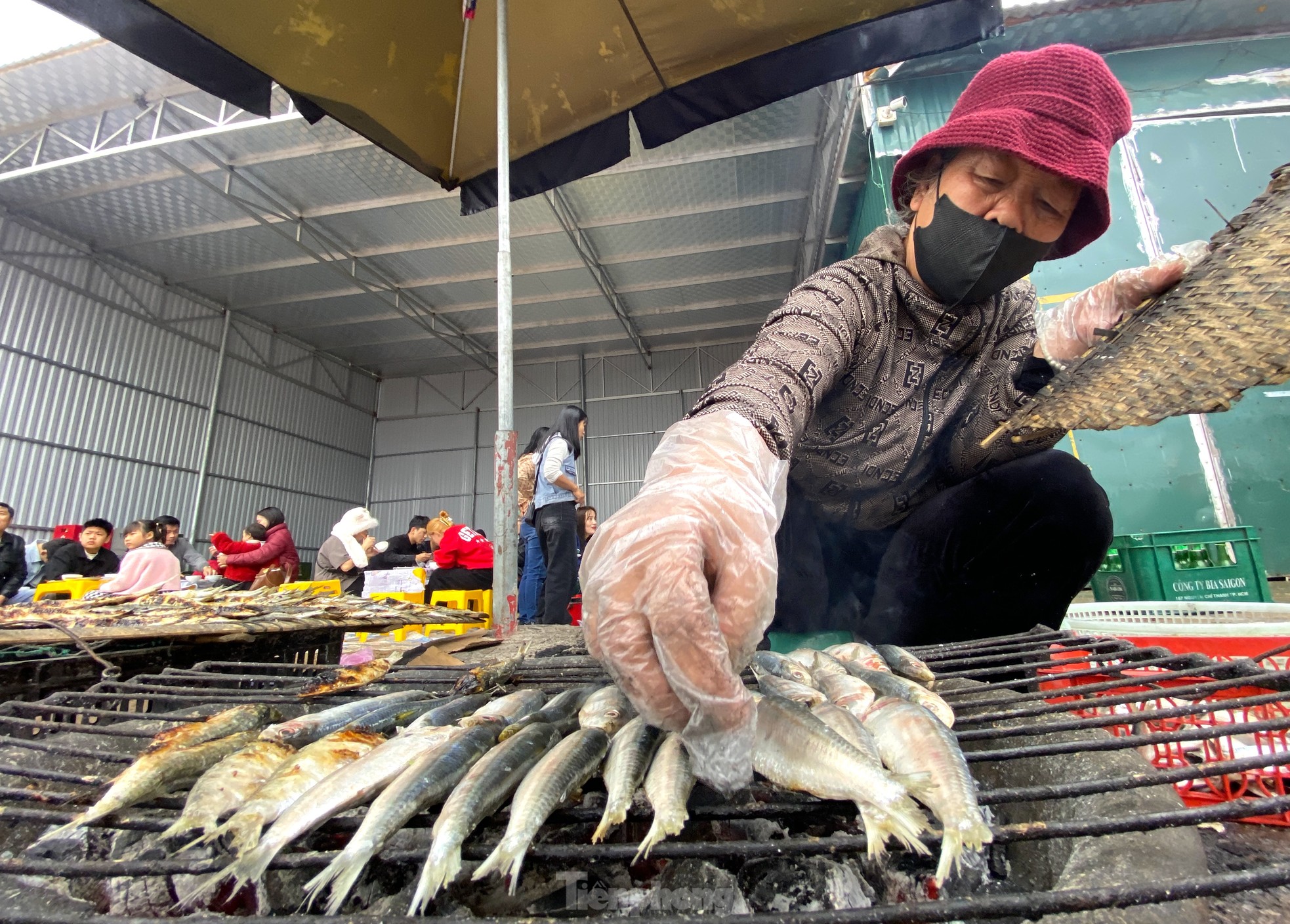 Nướng cá đặc sản không ngơi tay, nhiều người 'hốt bạc' mỗi ngày - Ảnh 8