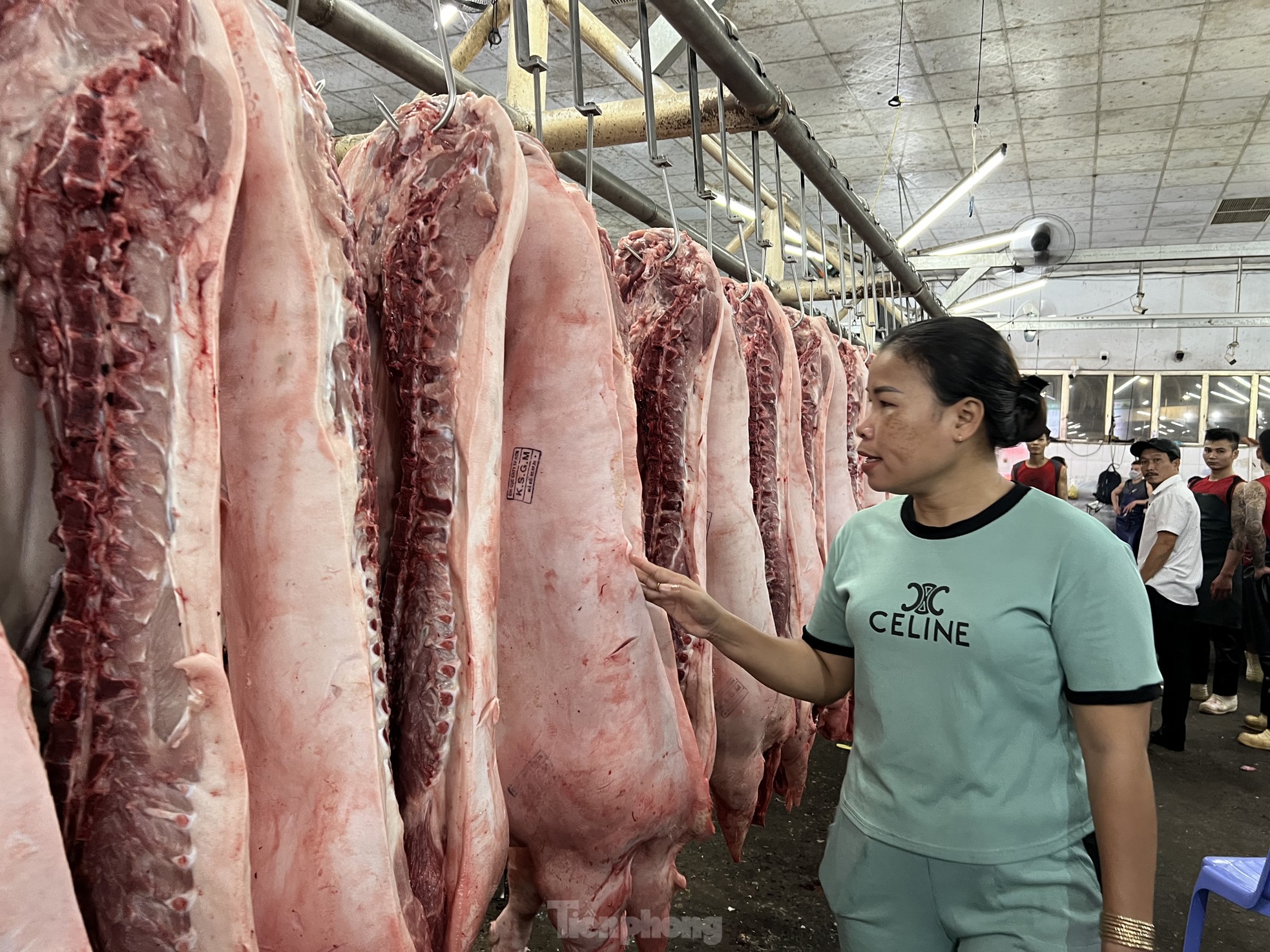 Thịt heo liên tục tăng giá, tiểu thương ngóng khách - Ảnh 3