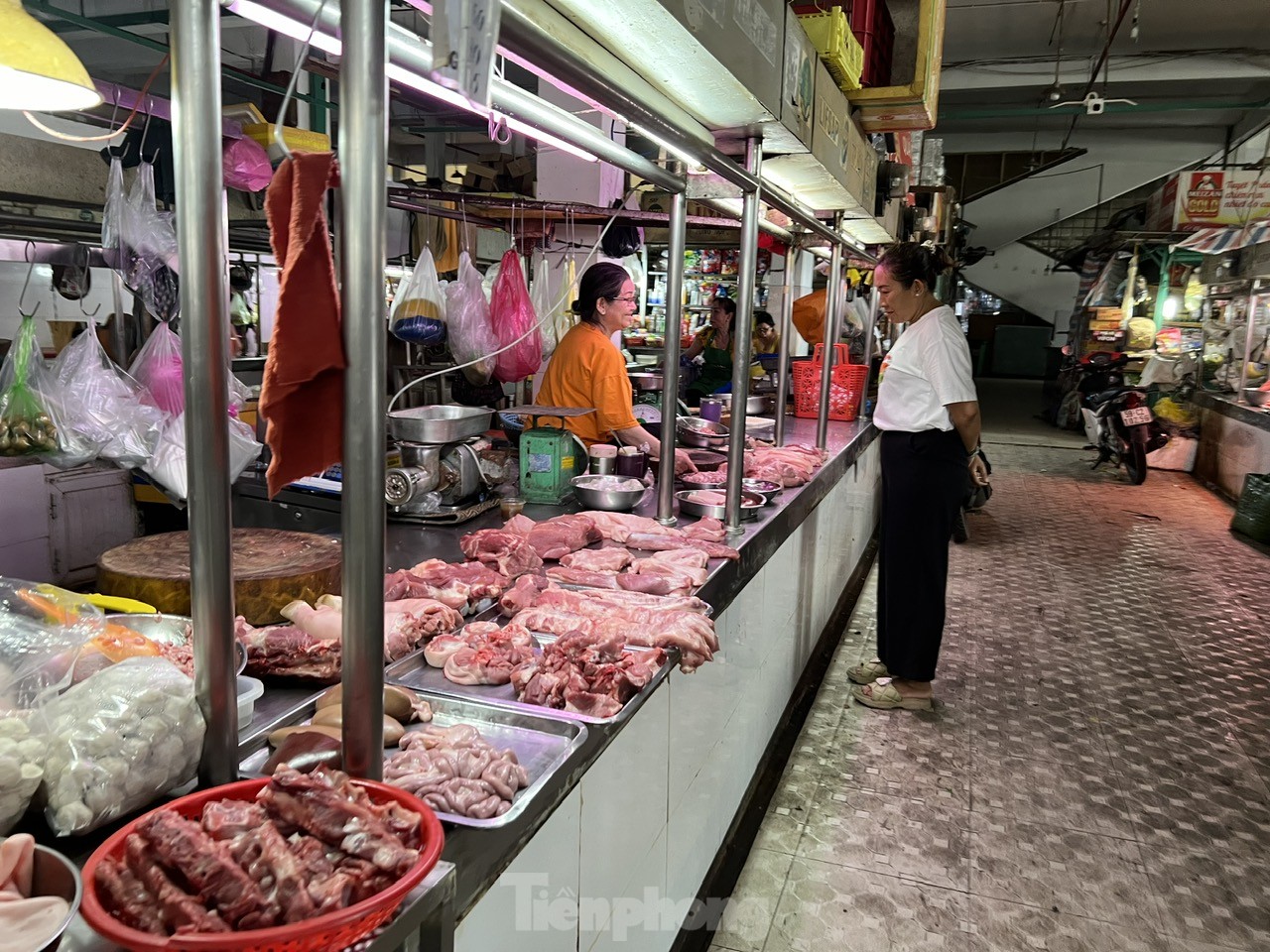 Thịt heo liên tục tăng giá, tiểu thương ngóng khách - Ảnh 1