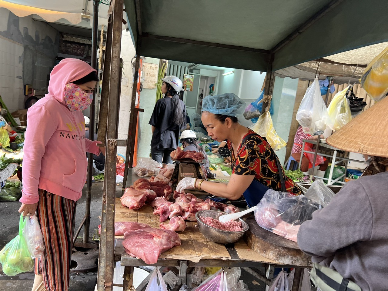 Lý do tiểu thương đồng loạt ‘treo’ cân, đóng sạp thịt lợn - Ảnh 4