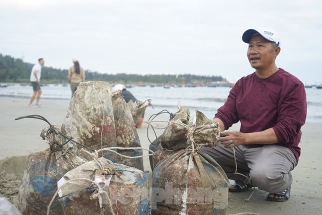 Kiếm bộn tiền với nghề 'săn' tôm hùm giống trên biển - Ảnh 1