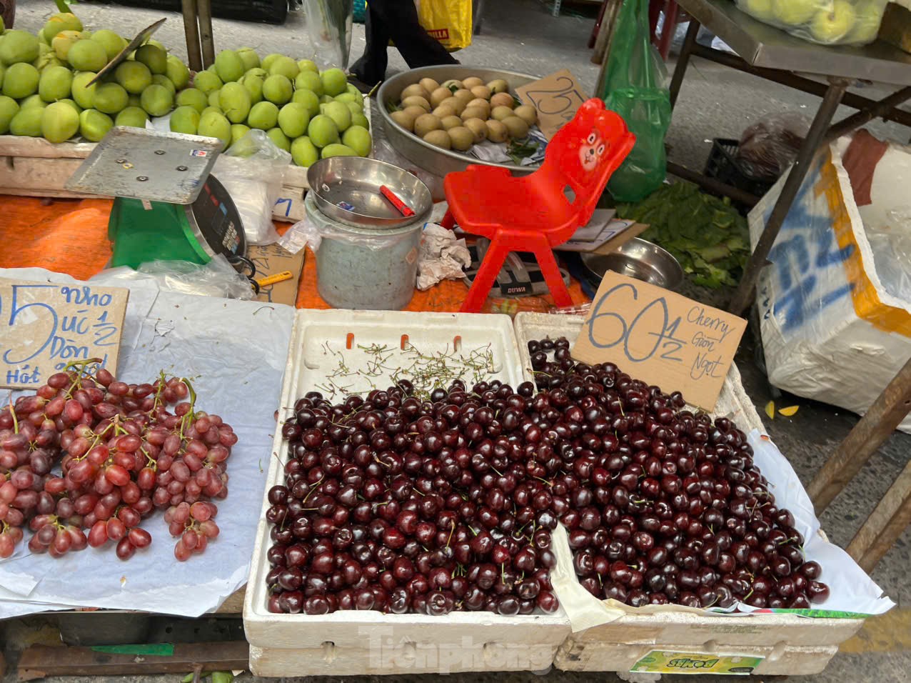 Nhiều loại trái cây 'xa xỉ' có giá rẻ giật mình - Ảnh 1