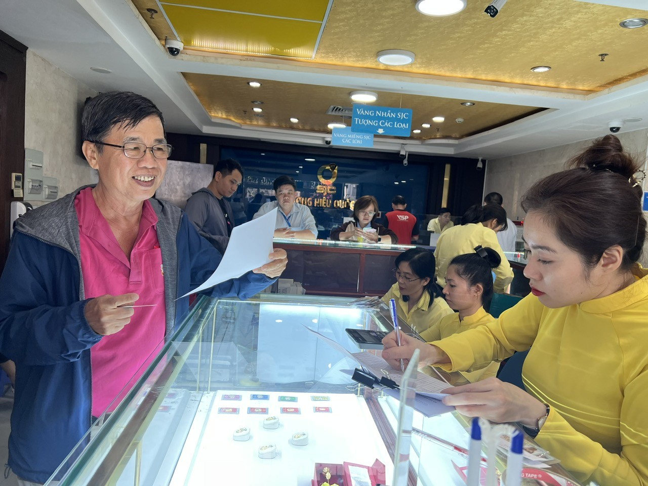 'Rồng rắn' xếp hàng mua vàng trước ngày Thần Tài - Ảnh 1