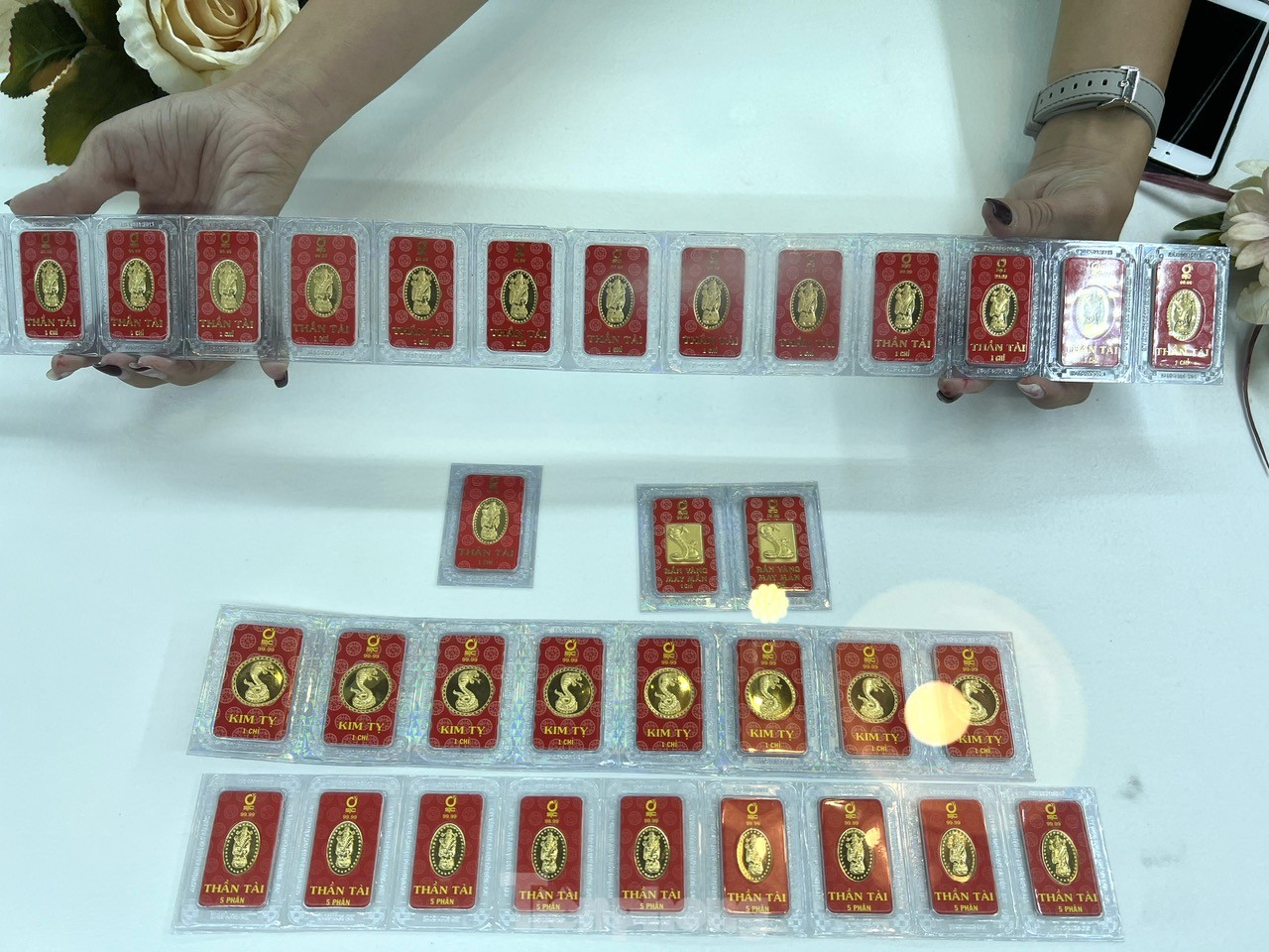 'Rồng rắn' xếp hàng mua vàng trước ngày Thần Tài - Ảnh 4