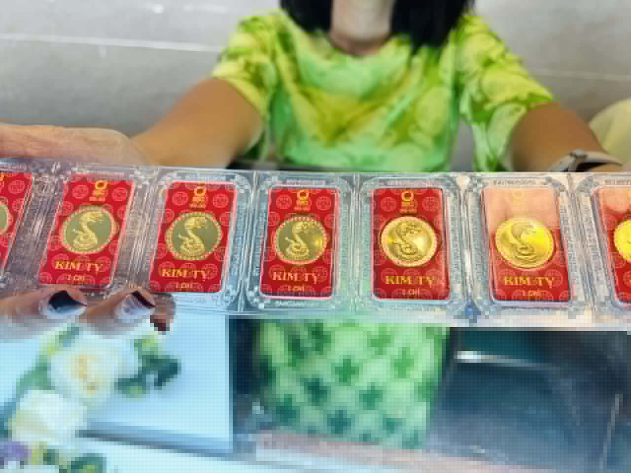'Rồng rắn' xếp hàng mua vàng trước ngày Thần Tài - Ảnh 5