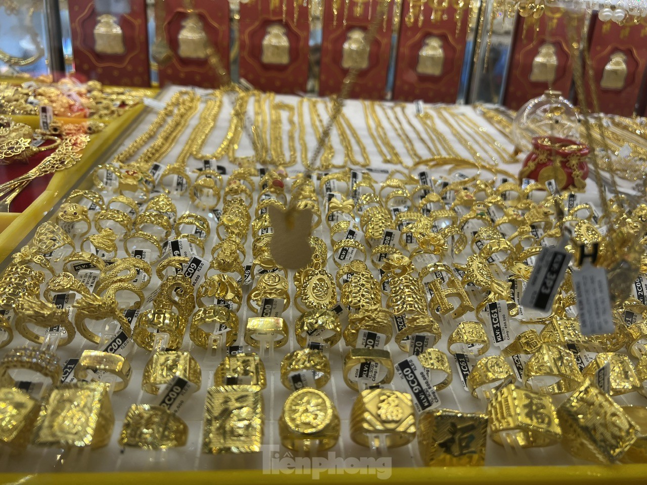 'Rồng rắn' xếp hàng mua vàng trước ngày Thần Tài - Ảnh 8