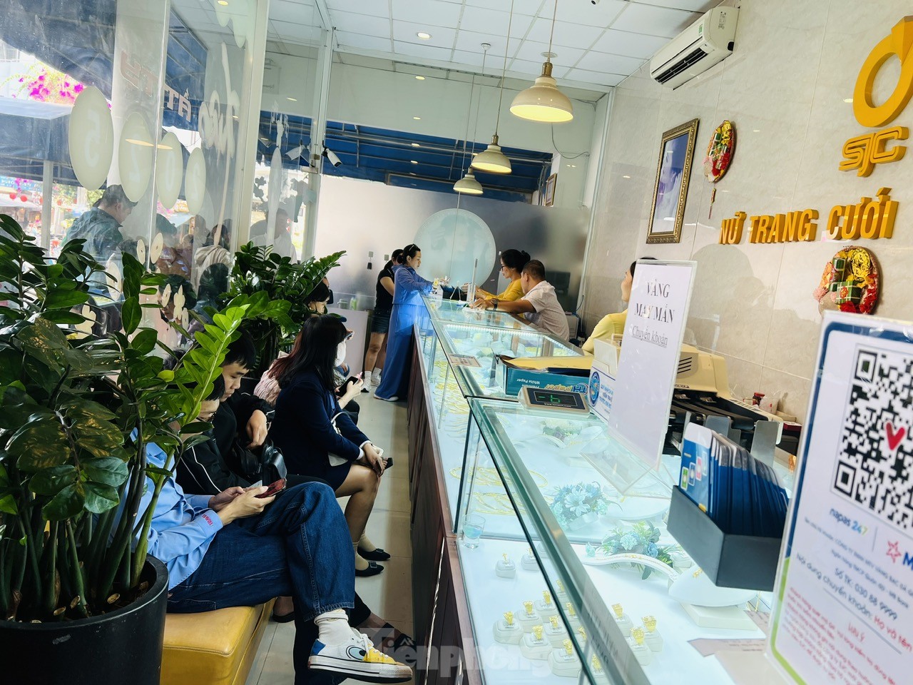 'Rồng rắn' xếp hàng mua vàng trước ngày Thần Tài - Ảnh 3