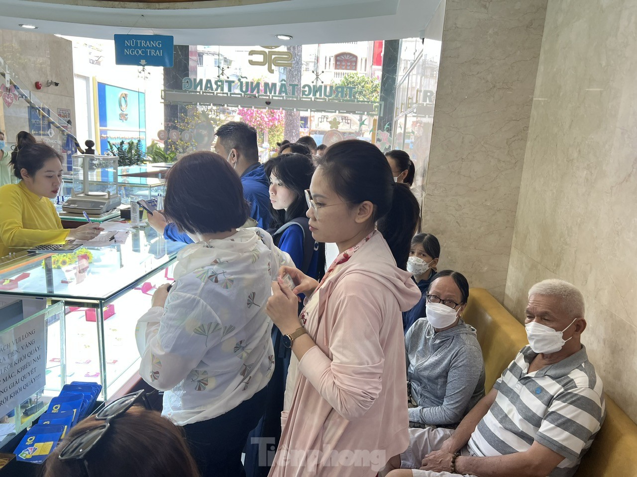 'Rồng rắn' xếp hàng mua vàng trước ngày Thần Tài - Ảnh 2