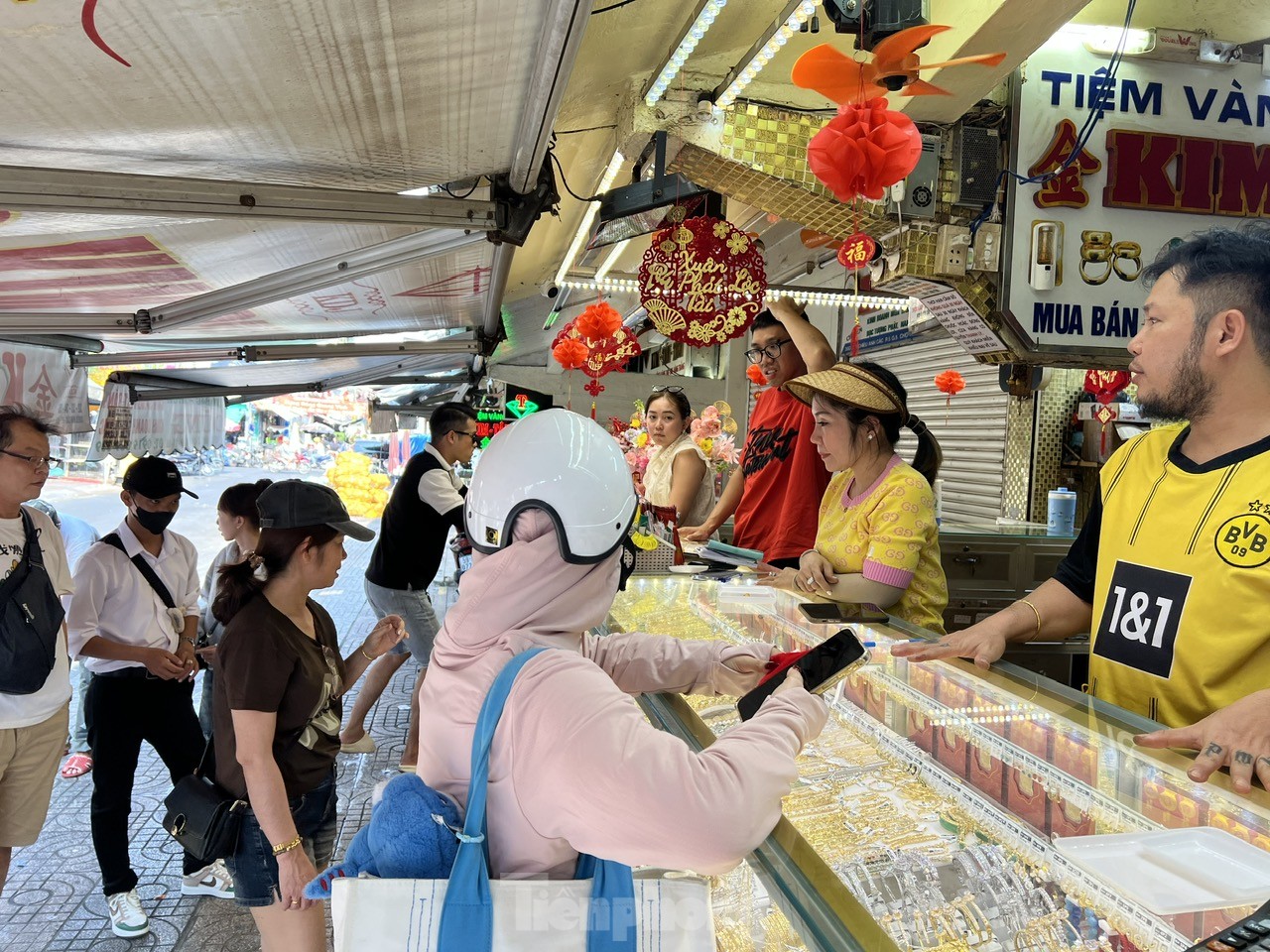 'Rồng rắn' xếp hàng mua vàng trước ngày Thần Tài - Ảnh 7