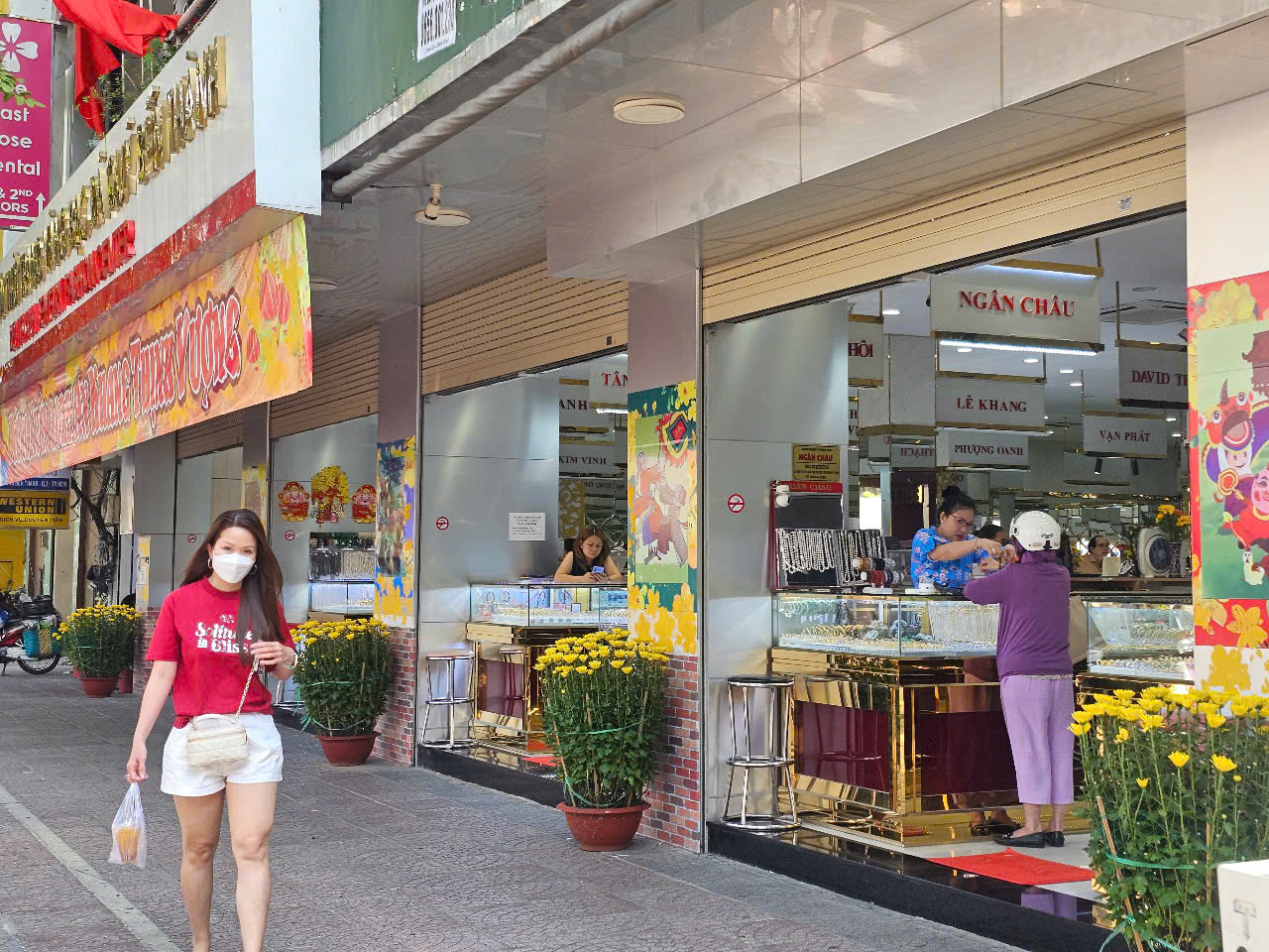 Giá vàng tăng nóng trước ngày Thần Tài, Công ty SJC bán tối đa 0,5 chỉ/người - Ảnh 4