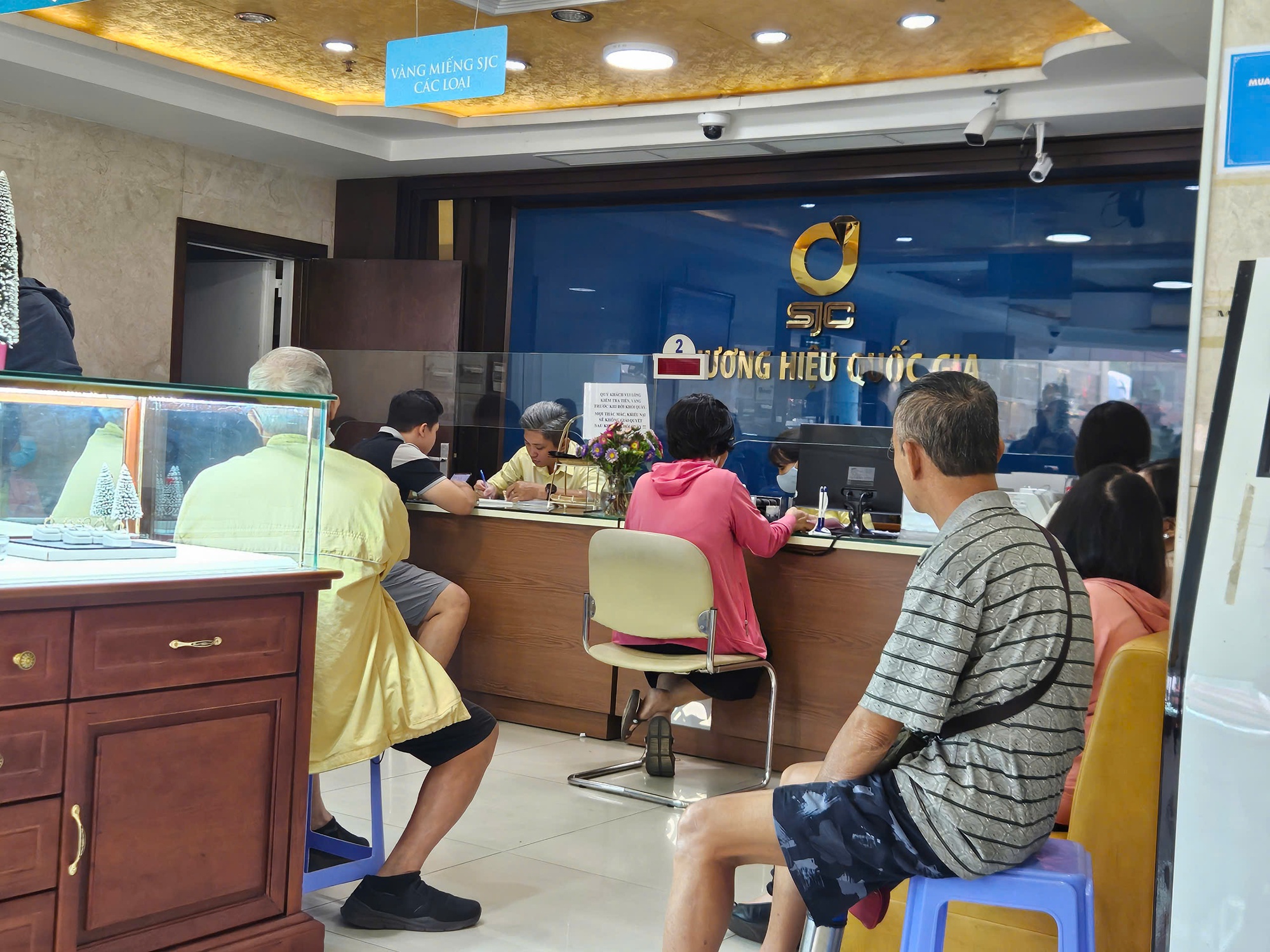 Giá vàng tăng nóng trước ngày Thần Tài, Công ty SJC bán tối đa 0,5 chỉ/người - Ảnh 1