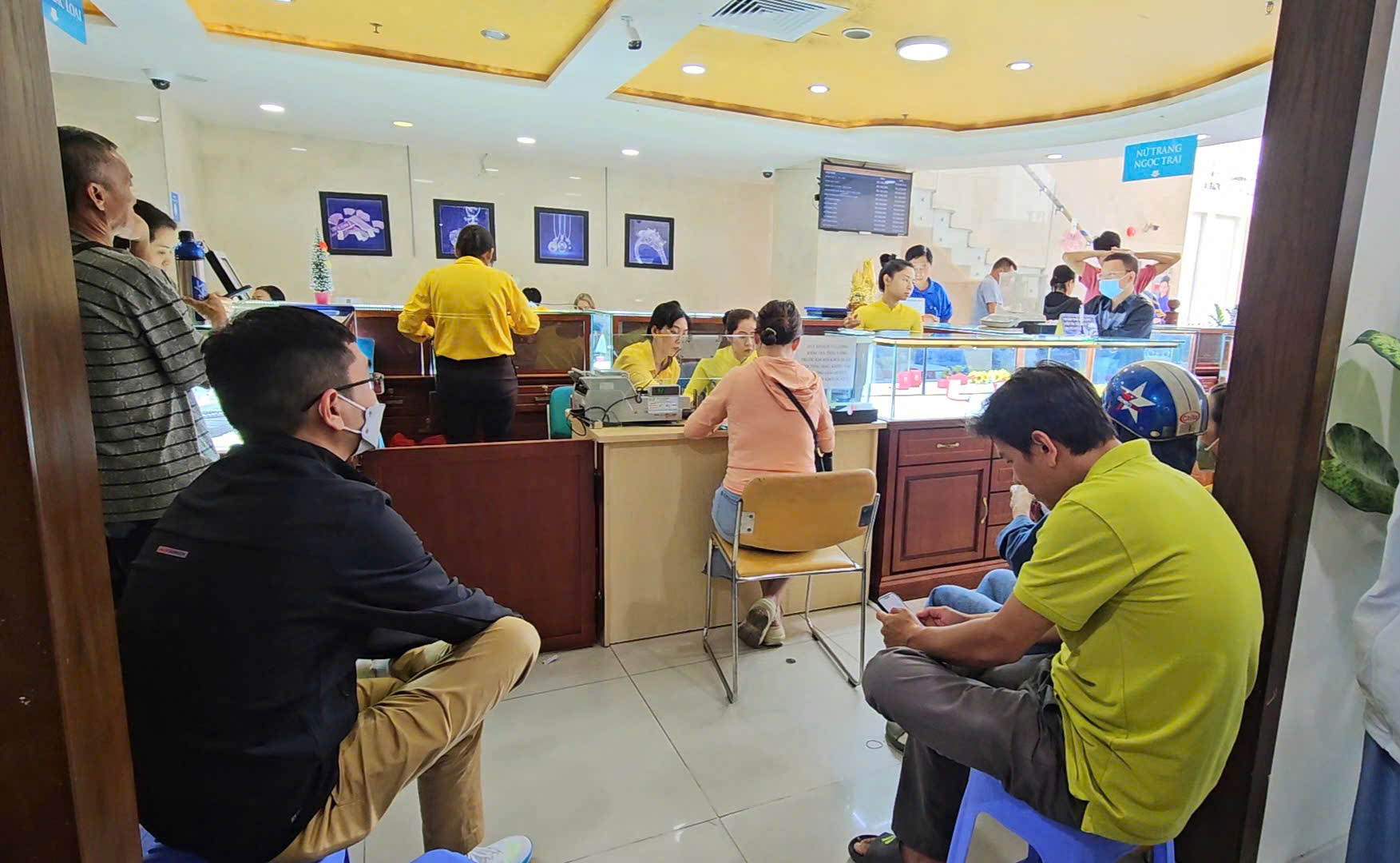 Giá vàng tăng nóng trước ngày Thần Tài, Công ty SJC bán tối đa 0,5 chỉ/người - Ảnh 3