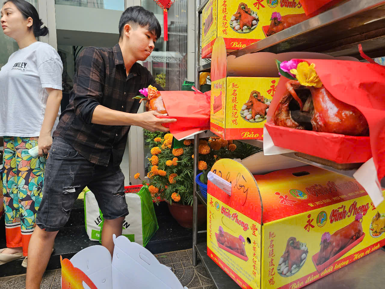 Bánh thần tài, heo quay cúng khai trương "cháy hàng" trong ngày mùng 6 - Ảnh 2