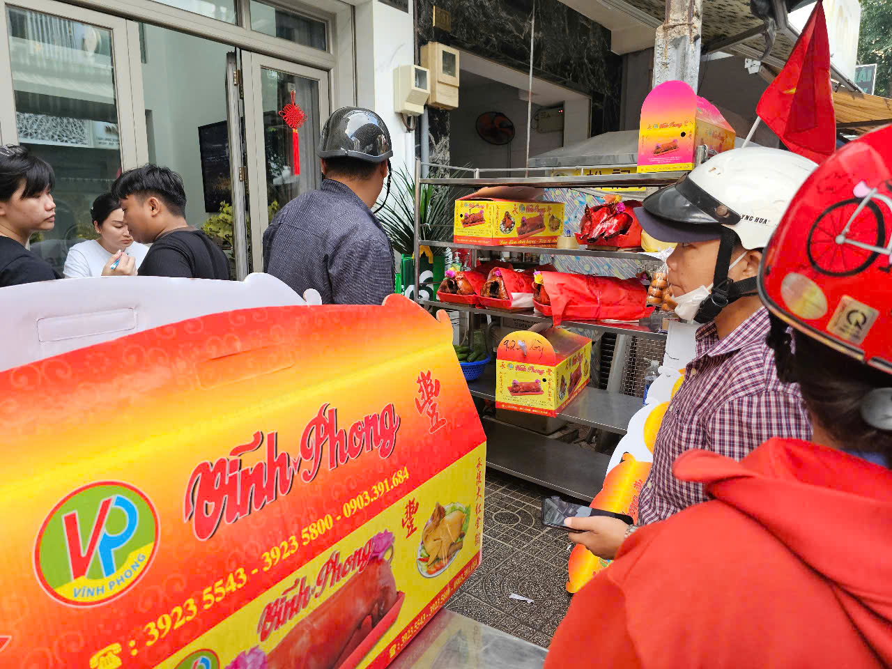 Bánh thần tài, heo quay cúng khai trương "cháy hàng" trong ngày mùng 6 - Ảnh 6