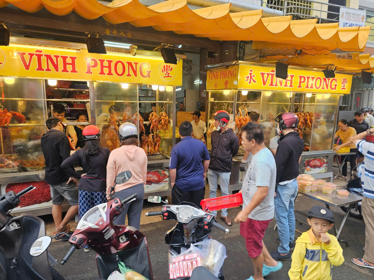 Bánh thần tài, heo quay cúng khai trương "cháy hàng" trong ngày mùng 6 - Ảnh 3