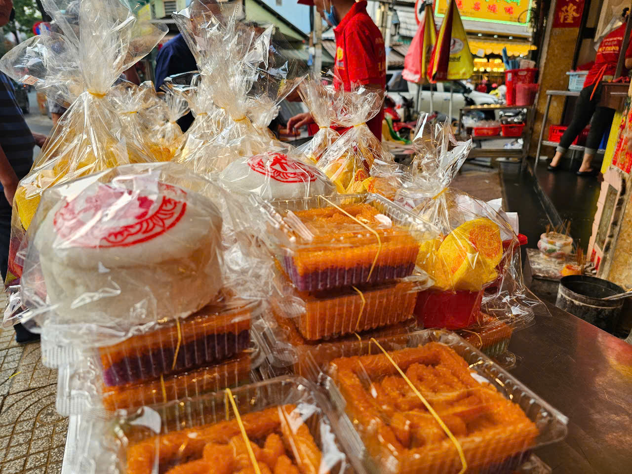 Bánh thần tài, heo quay cúng khai trương "cháy hàng" trong ngày mùng 6 - Ảnh 7