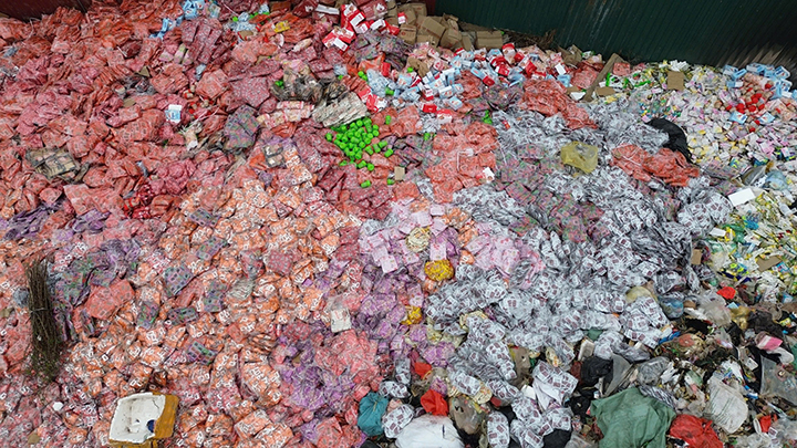 Cận cảnh “núi” bánh kẹo chất thành đống phế thải khổng lồ dịp Tết Nguyên đán ở Hà Nội - Ảnh 2