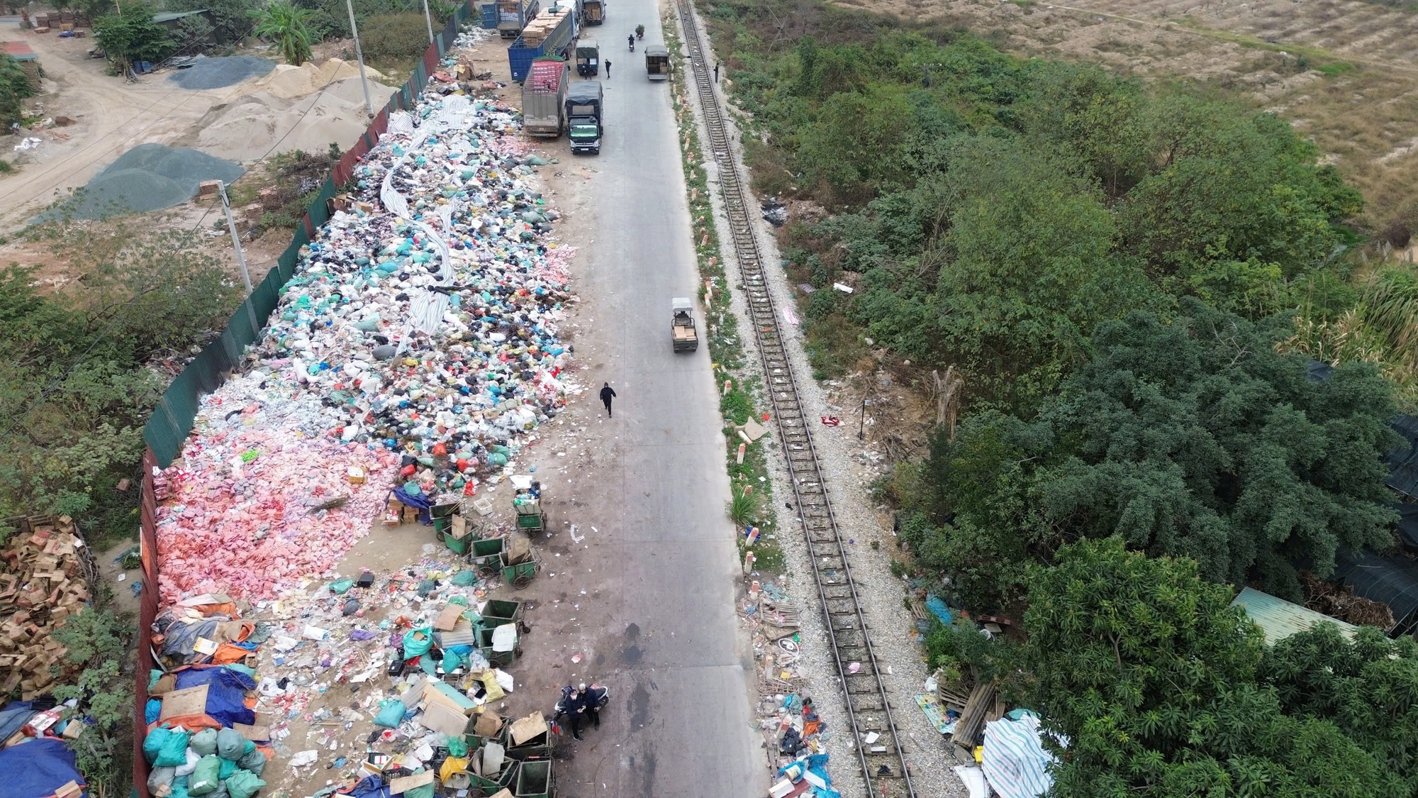 Cận cảnh “núi” bánh kẹo chất thành đống phế thải khổng lồ dịp Tết Nguyên đán ở Hà Nội - Ảnh 13