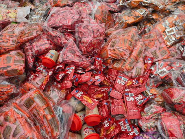 Vụ bánh kẹo chất như núi ở bãi rác tại La Phù (Hà Nội): Công an vào cuộc - Ảnh 1