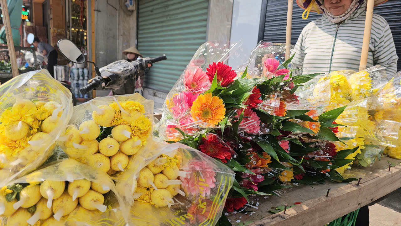 Những mặt hàng tăng giá chóng mặt, quá tải trước ngày vía Thần Tài - Ảnh 2