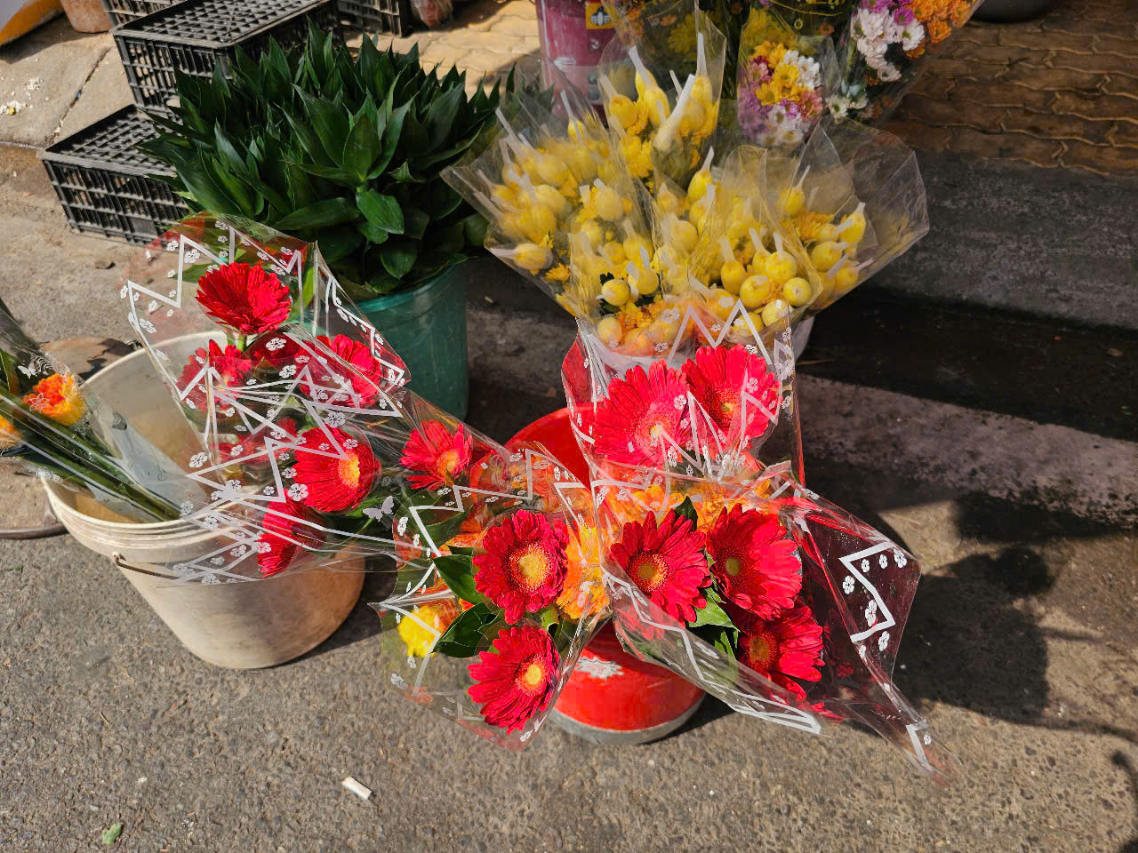 Những mặt hàng tăng giá chóng mặt, quá tải trước ngày vía Thần Tài - Ảnh 1