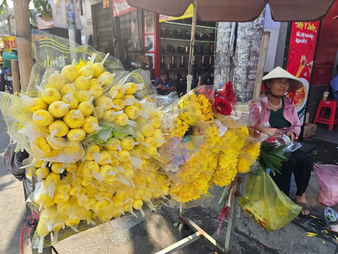 Những mặt hàng tăng giá chóng mặt, quá tải trước ngày vía Thần Tài - Ảnh 3