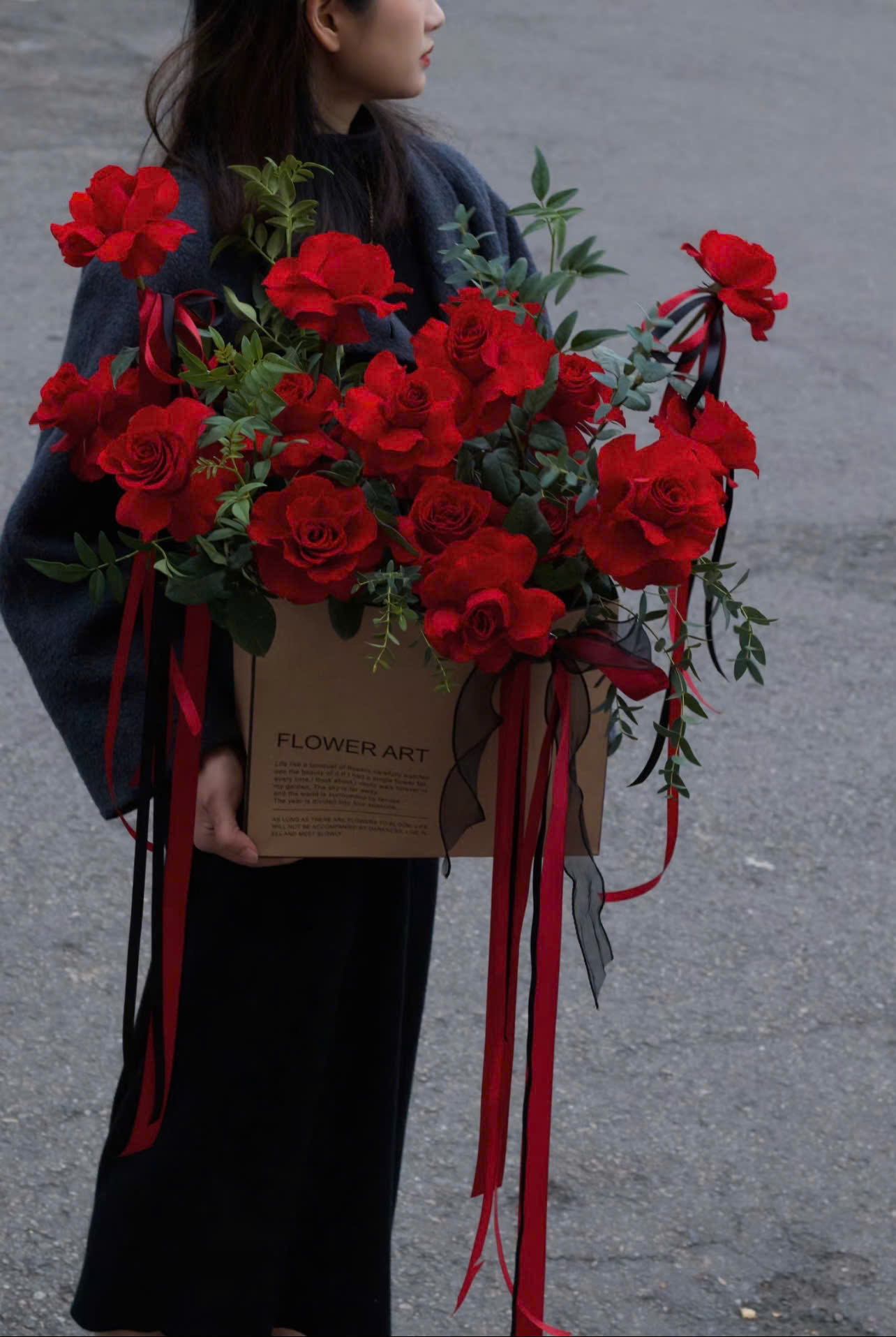 Thị trường quà tặng Valentine: Hoa tươi tăng giá, hoa "bất tử" giá cao nhưng vẫn hút khách - Ảnh 1