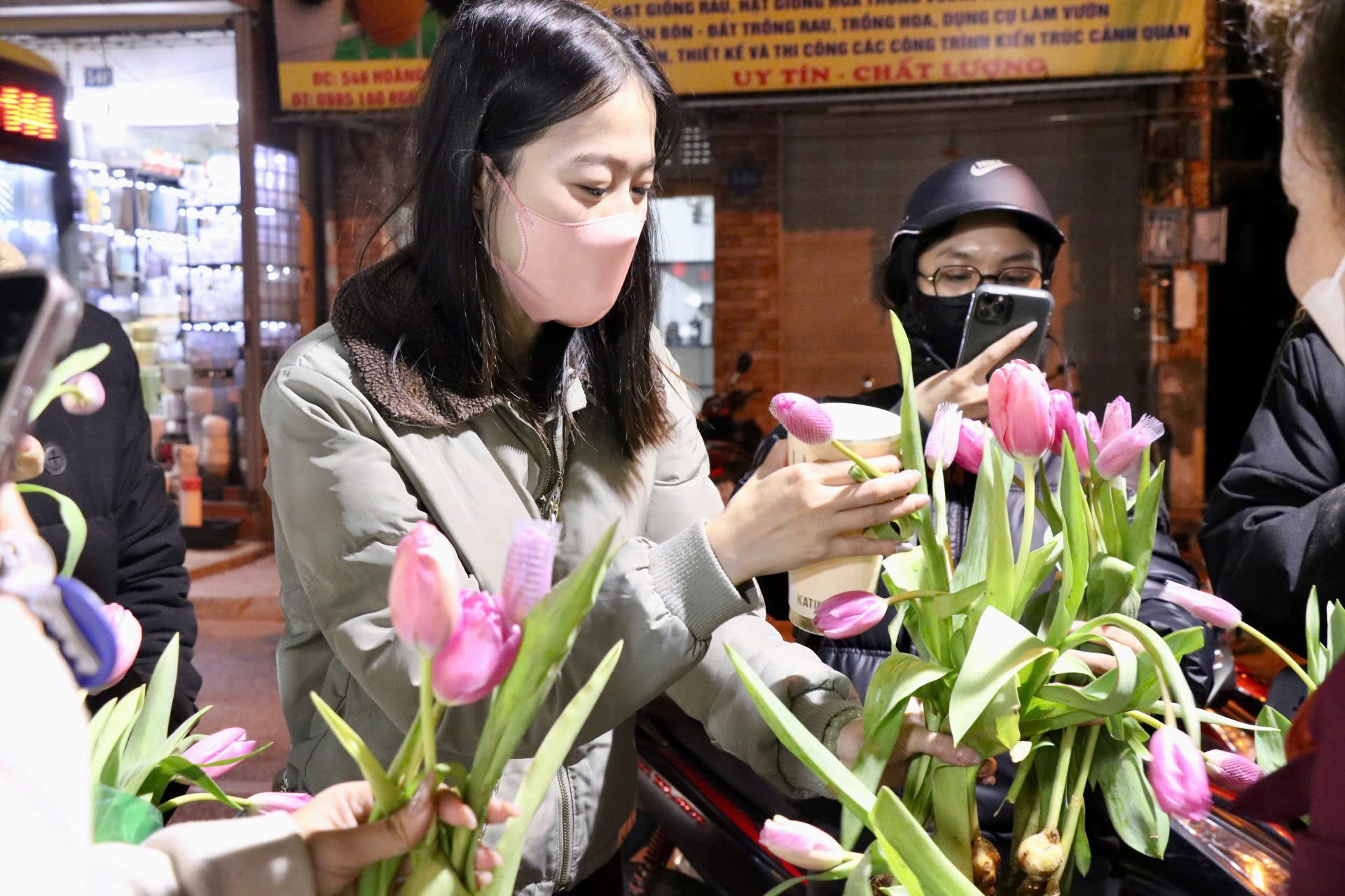 Giới trẻ mê trồng hoa tulip, tiểu thương thu hàng chục triệu mỗi ngày - Ảnh 3