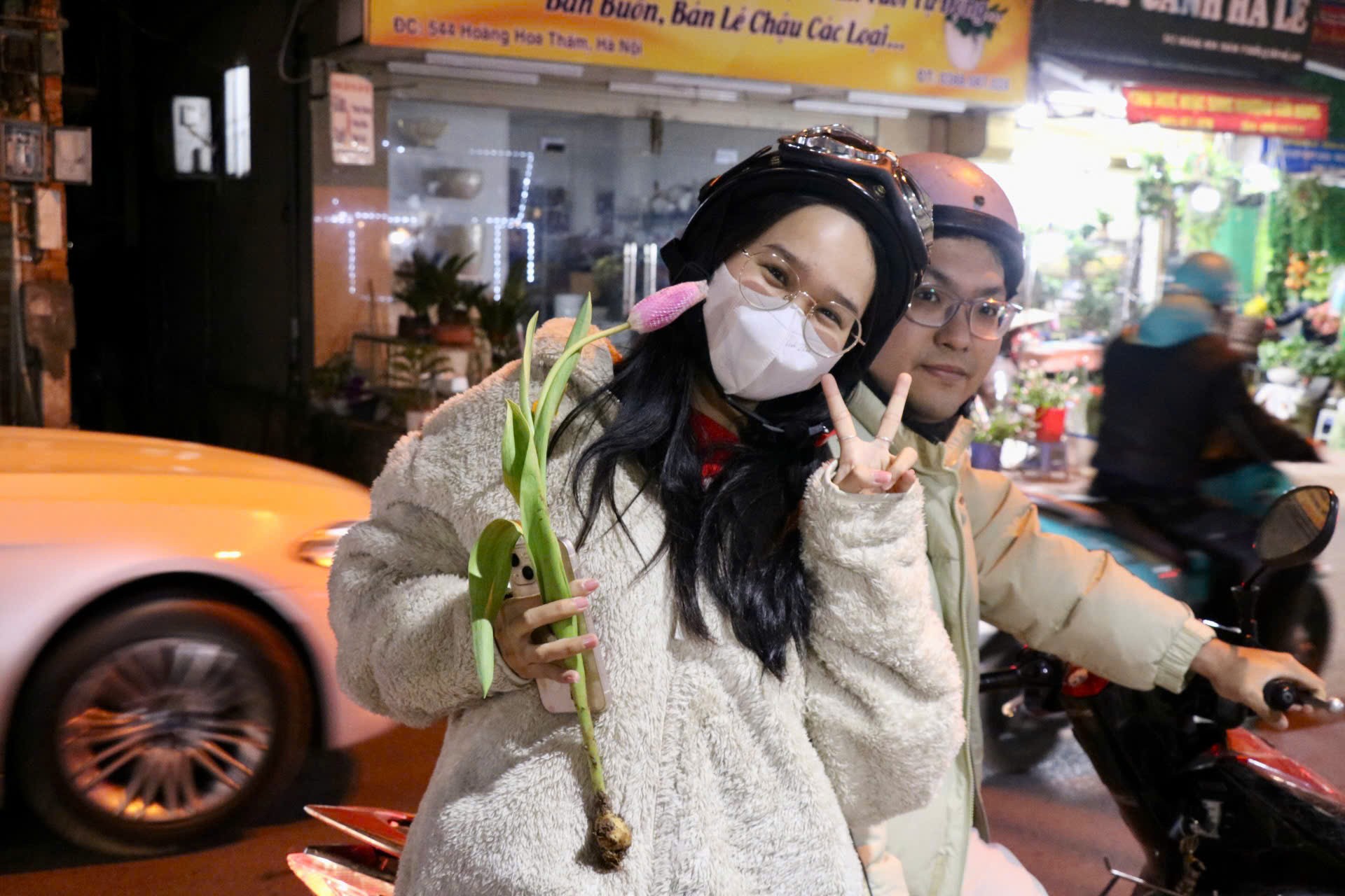 Giới trẻ mê trồng hoa tulip, tiểu thương thu hàng chục triệu mỗi ngày - Ảnh 11