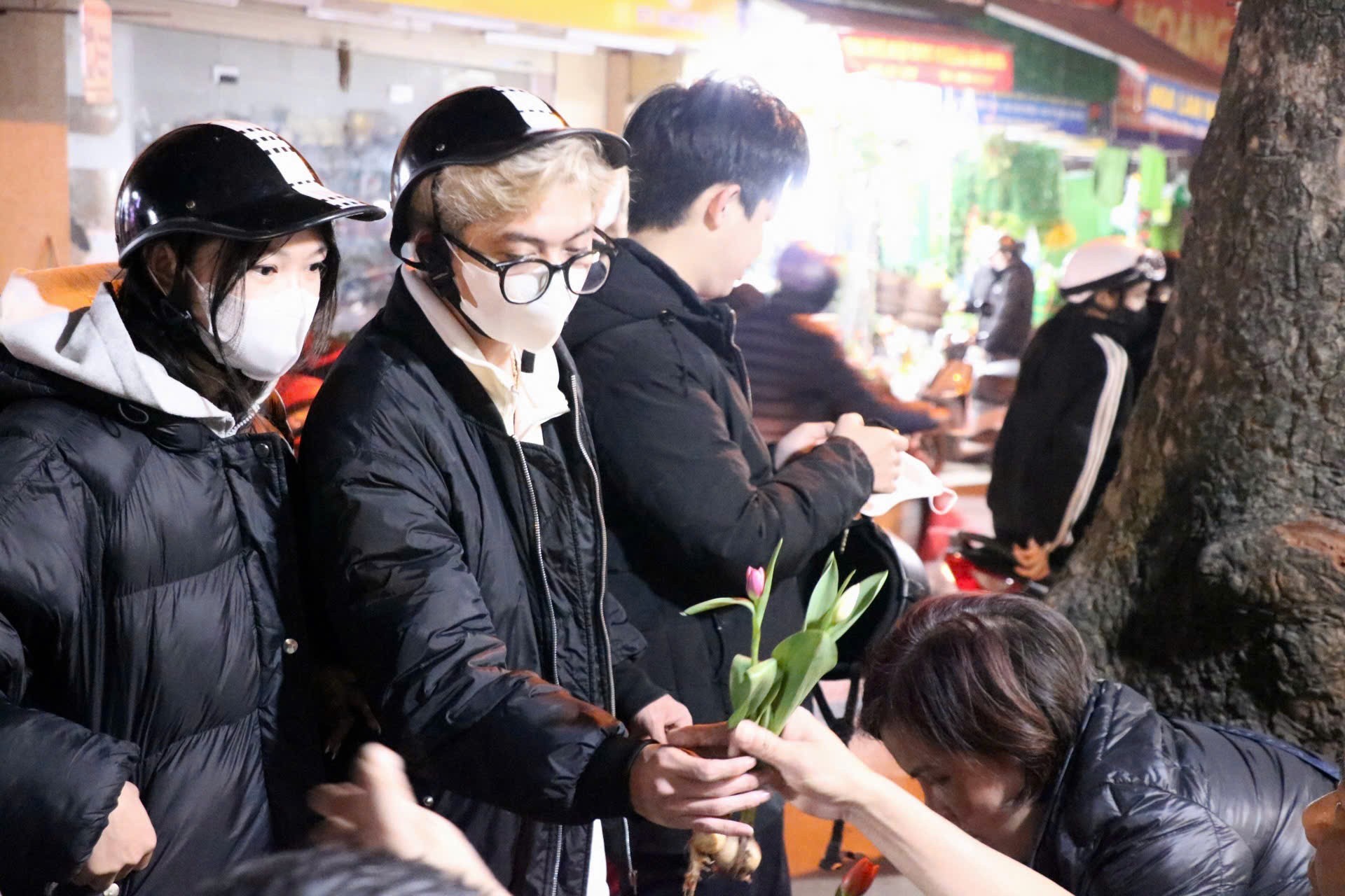 Giới trẻ mê trồng hoa tulip, tiểu thương thu hàng chục triệu mỗi ngày - Ảnh 12