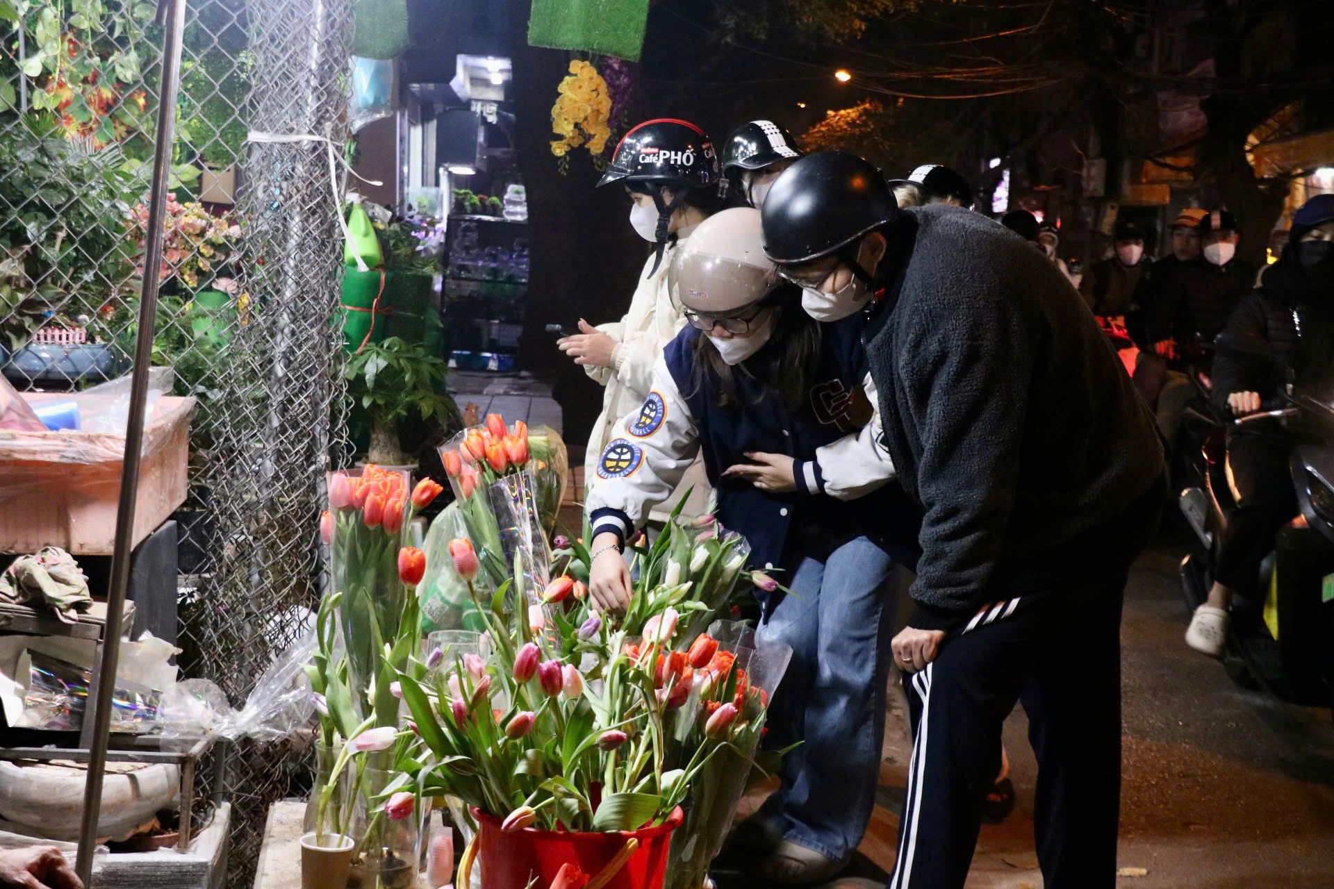 Giới trẻ mê trồng hoa tulip, tiểu thương thu hàng chục triệu mỗi ngày - Ảnh 2