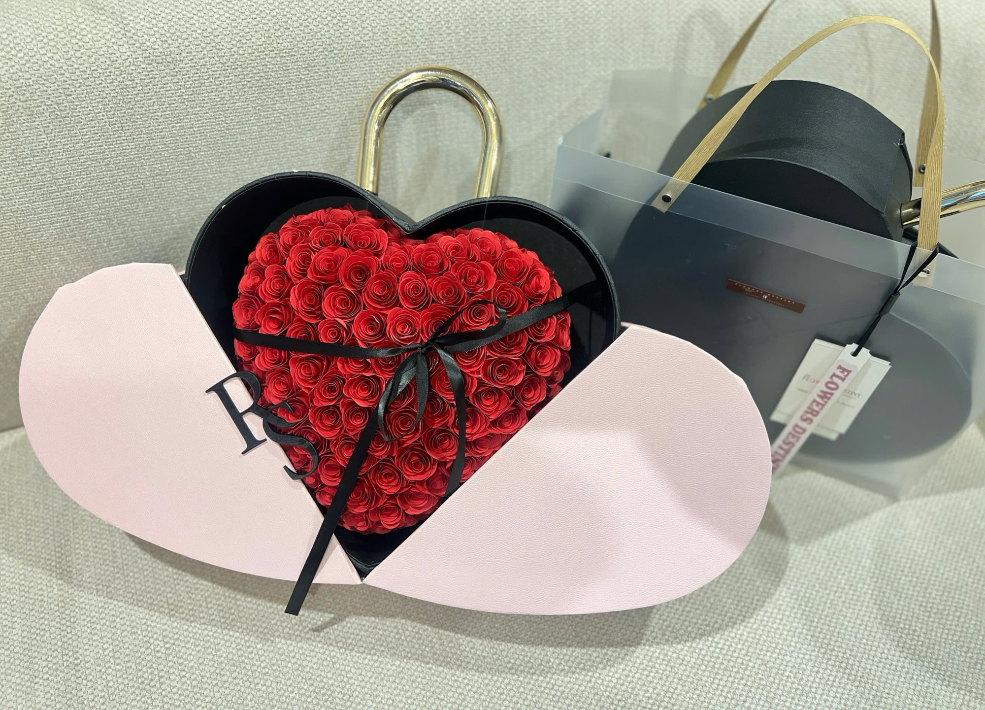 Thị trường quà tặng Valentine: Hoa tươi tăng giá, hoa "bất tử" giá cao nhưng vẫn hút khách - Ảnh 3