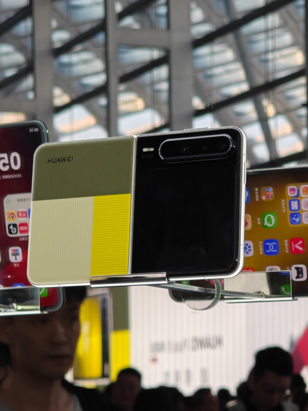 Huawei ra mắt điện thoại gập độc dị, CEO bảo là "ai cũng mua được" nhưng giá thì gần 30 triệu đồng - Ảnh 2