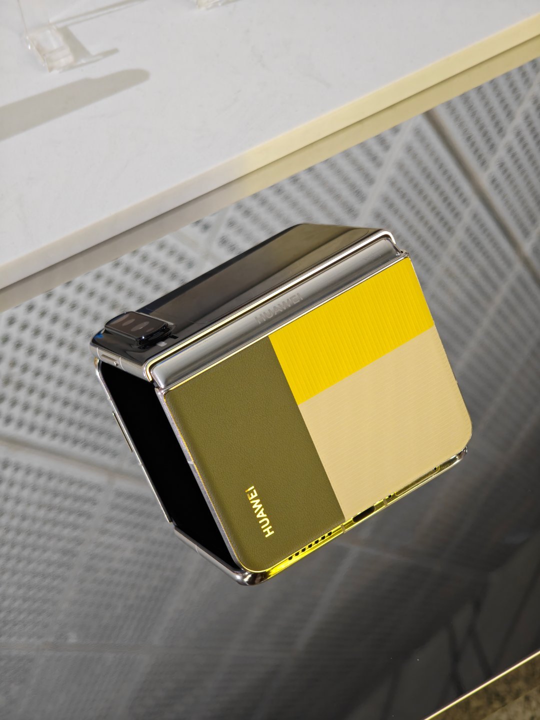 Huawei ra mắt điện thoại gập độc dị, CEO bảo là "ai cũng mua được" nhưng giá thì gần 30 triệu đồng - Ảnh 3