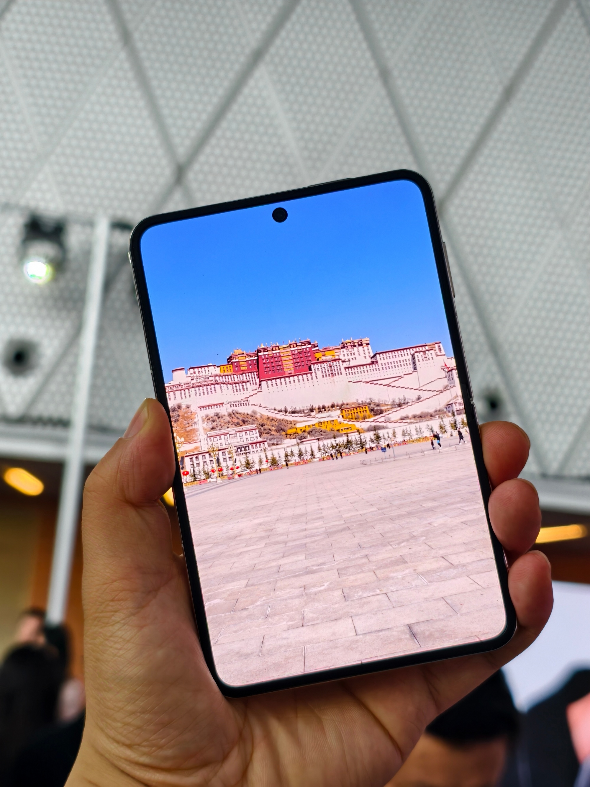 Huawei ra mắt điện thoại gập độc dị, CEO bảo là "ai cũng mua được" nhưng giá thì gần 30 triệu đồng - Ảnh 6